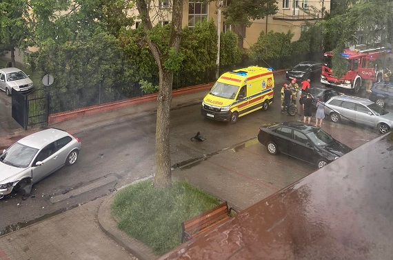 Zderzenie aut na Żwirki i Wigury. Jedna osoba trafiła do szpitala - Zdjęcie główne
