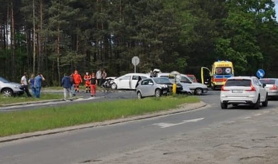 Zderzenie 3 aut na pechowym skrzyżowaniu w Wildze - Zdjęcie główne