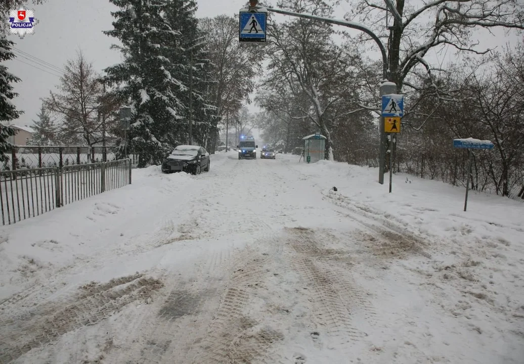 Powiat lubelski: Bus potrącił 14-latkę pod szkołą. Kierowca uciekł, dziewczynka w ciężkim stanie - Zdjęcie główne