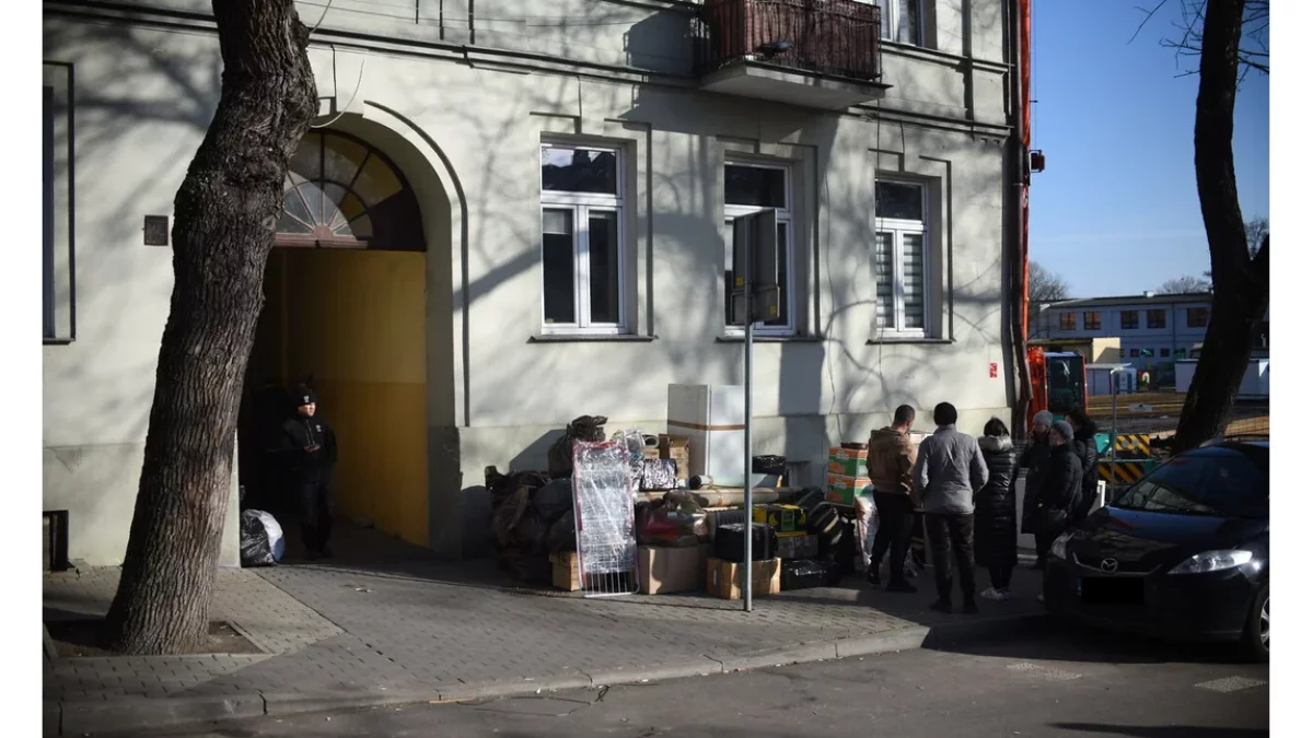 Lublin: Radny pyta o mieszkania komunalne. A w tle kamienica przy ul. Farbiarskiej - Zdjęcie główne