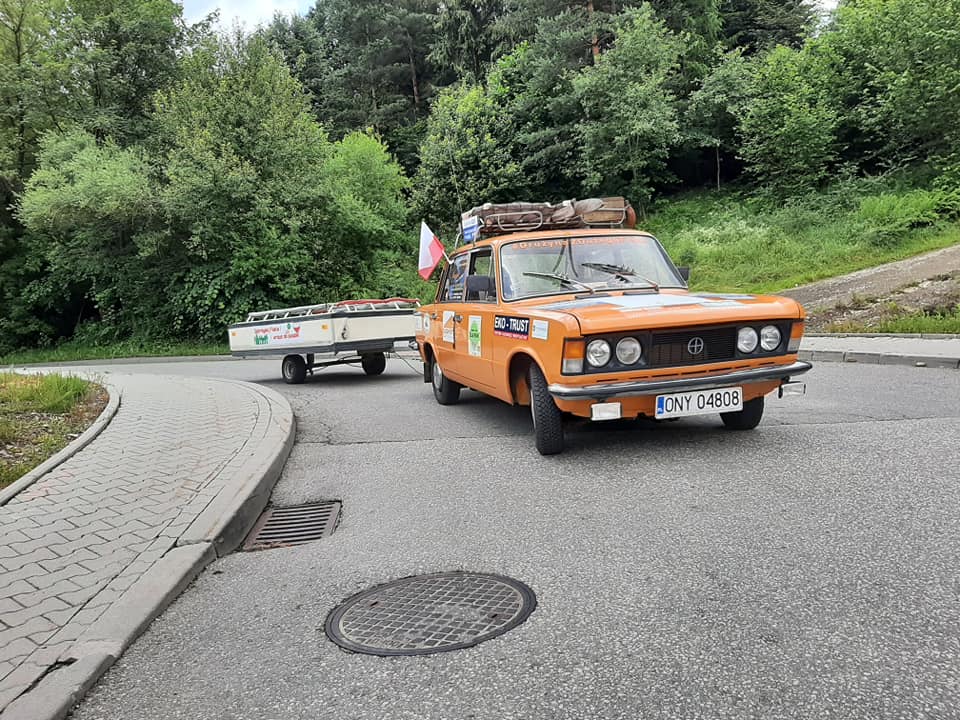 Fiatem 125p przez całą Polskę, by pomóc chorej Hani. Zajadą do Lublina - Zdjęcie główne