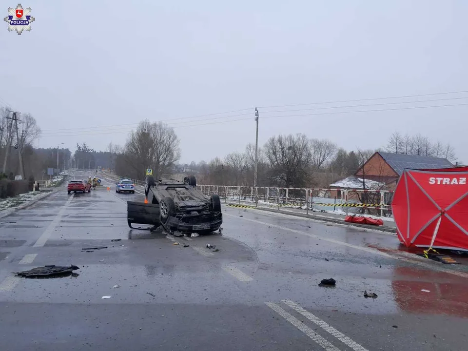 Województwo lubelskie: Samochód uderzył w skarpę i dachował. Nie żyją dwie osoby - Zdjęcie główne