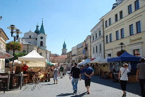 Lublin: Gastronomia i sklepy w centrum będą działać całą dobę? Radni miejscy odłożyli decyzję na listopad - Zdjęcie główne