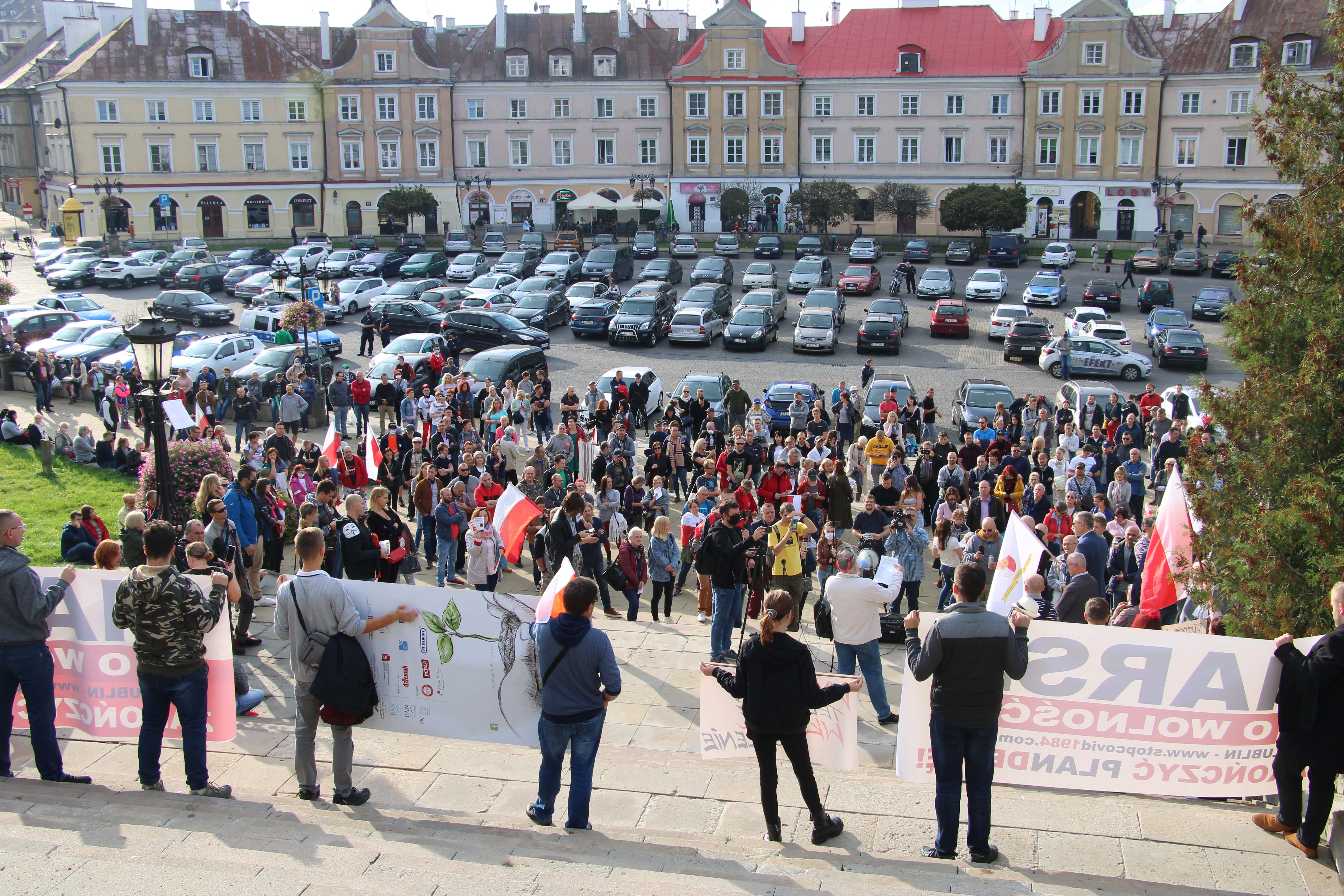 Kilkaset osób wzięło udział w Marszu o Wolnośc w Lublinie. Zamanifestowali sprzeciw wobec obostrzeń [GALERIA] - Zdjęcie główne