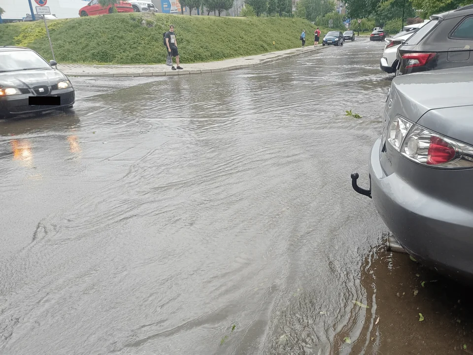 Podtopione ulice, powalone konary i pożar budynku. Przez Lublin przeszła burza - Zdjęcie główne