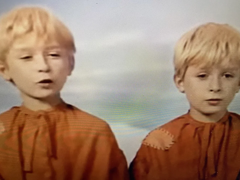 "O dwóch takich co ukradli księżyc", polski serial przygodowy dla dzieci i młodzieży. W roli głównej - dla młodych Czytelników może to być szok - Lech i Jarosław Kaczyńscy. Fabuła opowiada o braciach bliźniakach, którzy z powodu swojego lenistwa postanawiają nigdy nie pracować. Aby zdobyć pieniądze układają plan: ukraść złoty księżyc i go sprzedać. Przed wyruszeniem w drogę kradną swojej mamie ostatni bochenek chleba, który zamienia się w kamień. Wkrótce wpadają w ręce złoczyńców. W czasie wyprawy do złotego miasta poznają pozorną wartość wszystkich skarbów. Wracają więc do wsi Zapiecek, gdzie mieszkali i postanawiają zmienić swoje zachowanie.