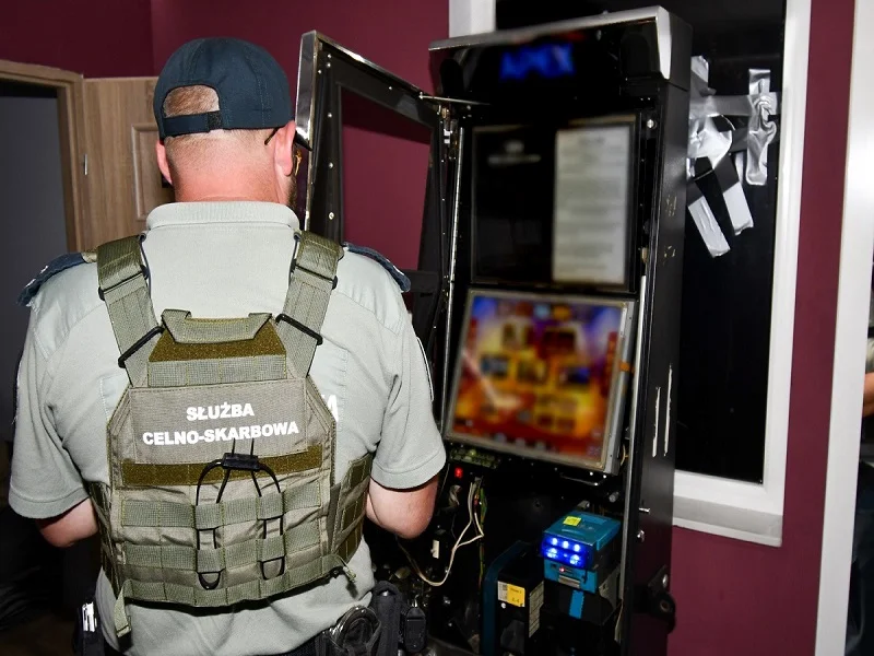 Województwo lubelskie: Nielegalne automaty do gier hazardowych i gotówka. Służby weszły do lokalu - Zdjęcie główne