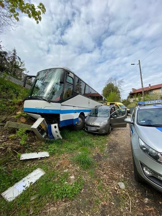 Województwo lubelskie: Autobus stoczył się z górki i uderzył w zaparkowany samochód - Zdjęcie główne