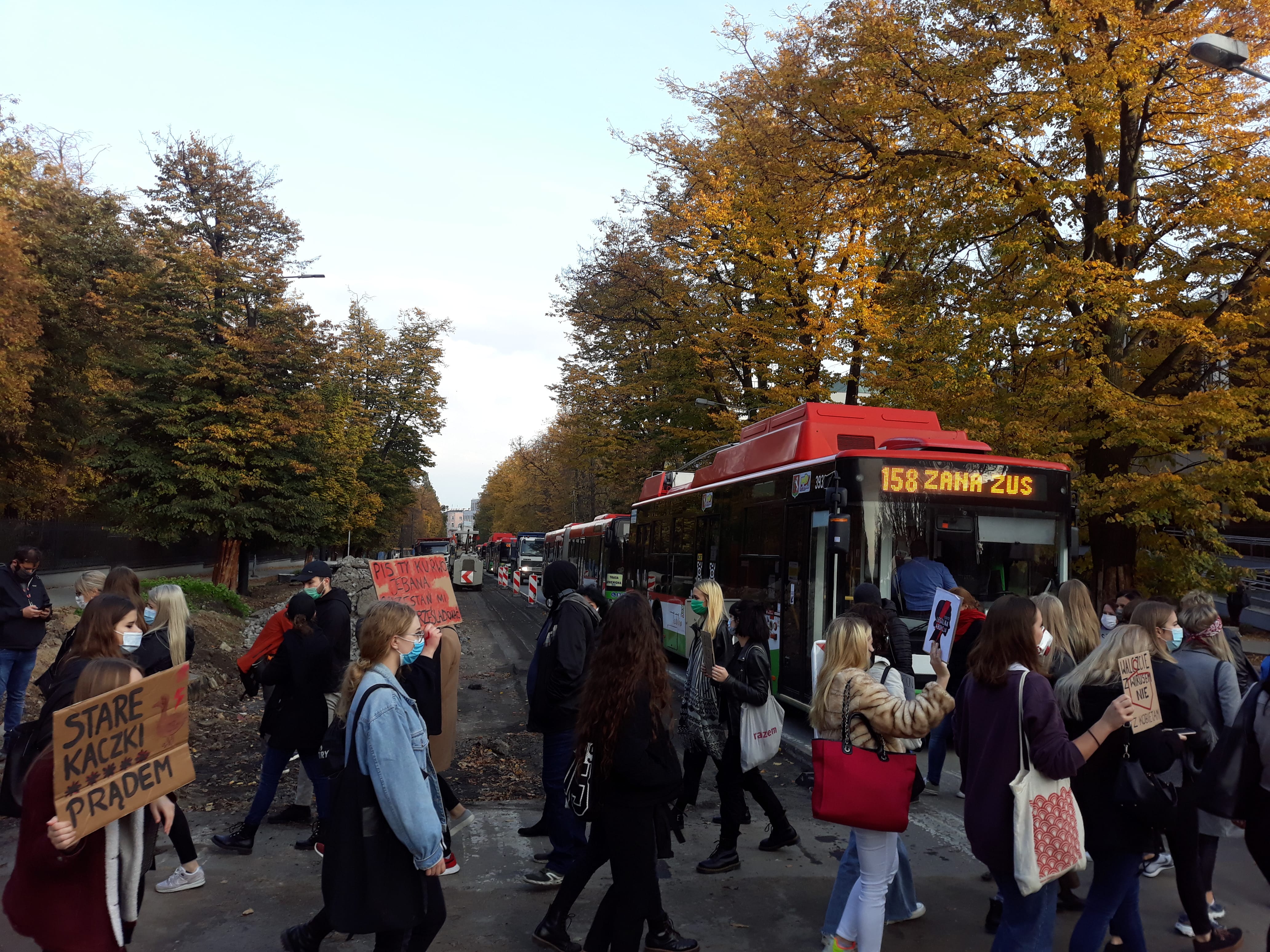Strajk Kobiet w Lublinie. Jutro "BLOKADA! #ToJestWojna" - manifestujący zablokują przejścia dla pieszych - Zdjęcie główne