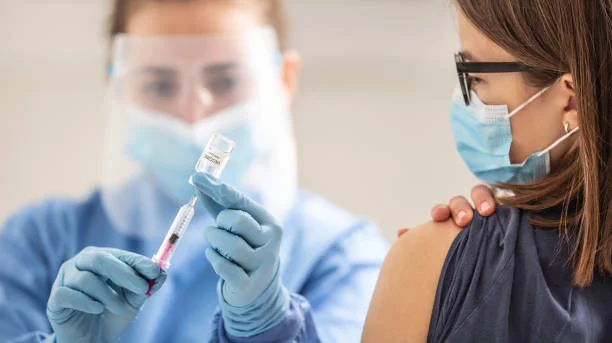 Koronawirus: Czwarta dawka szczepionki dla wszystkich dorosłych. Minister zdrowia zabrał głos - Zdjęcie główne
