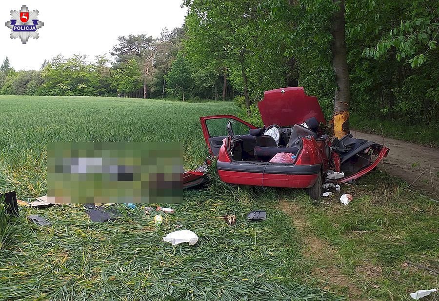 Jechał polną drogą i uderzył w drzewo. Pasażer zmarł w szpitalu - Zdjęcie główne