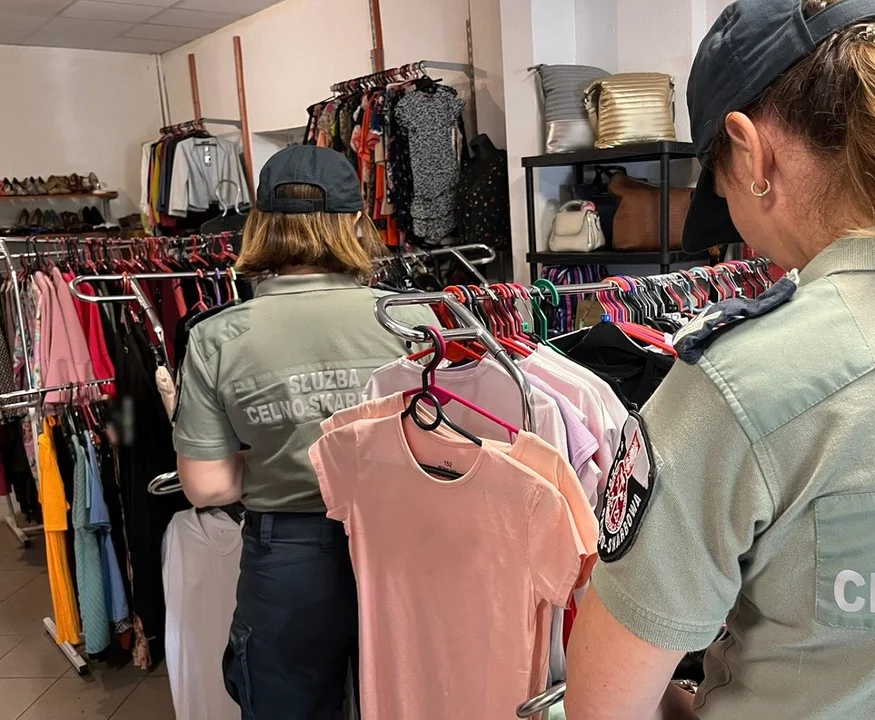 Województwo lubelskie: Służby znalazły podrabianą odzież w sklepie - Zdjęcie główne