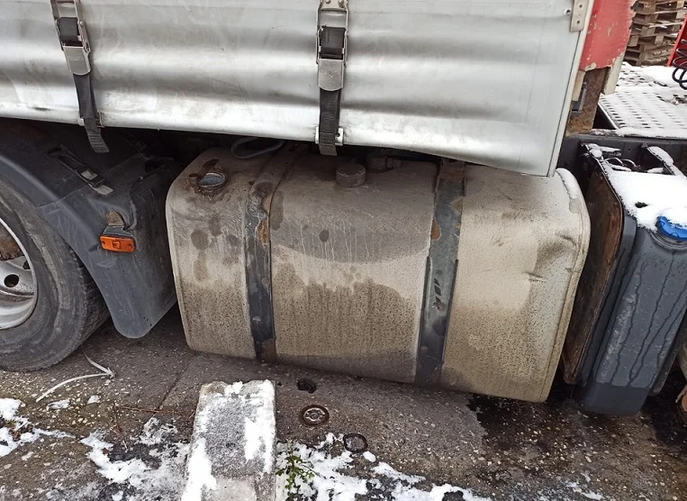 Międzyrzec Podlaski: Ukradli 100 litrów oleju napędowego ze zbiornika tira - Zdjęcie główne