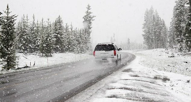 Wszystkie drogi wojewódzkie na Lubelszczyźnie przejezdne. Miejscami jest zajeżdżony śnieg i błoto - Zdjęcie główne