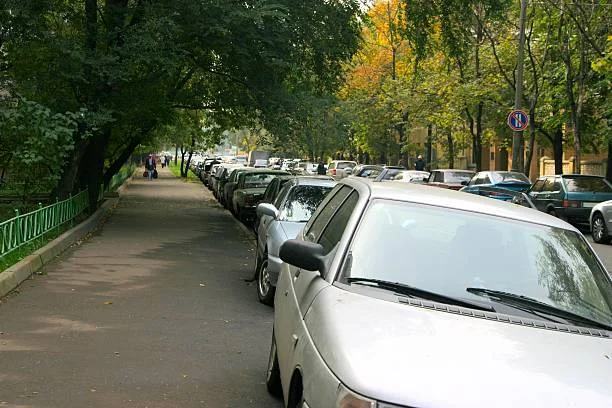 Lublin: Kierowcy jeżdżą i parkują na chodnikach na Czechowie. Radny apeluje o działania - Zdjęcie główne