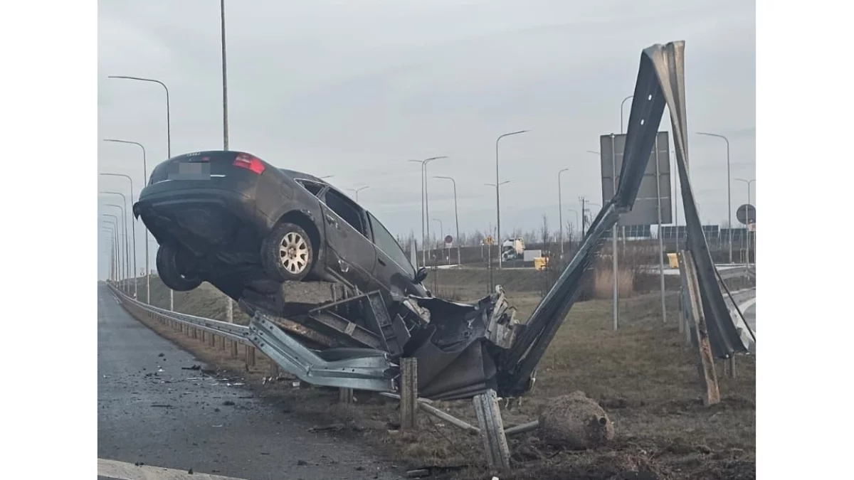 Lubelskie: Niecodzienna kolizja. Nie uwierzycie jak wylądowało to auto - Zdjęcie główne