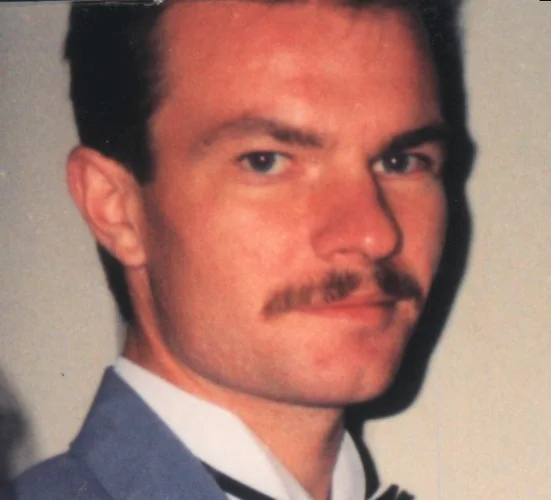 BARCIKOWSKI BOGDAN. Ostatnie miejsce zameldowania: OLSZTYN.  Rok urodzenia: 1974  Ubranie: czarna kurtka z kołnierzem z materiału, spodnie czarne z materiału na kant, koszula brązowa, sweter siwy z wzorem, kalesony czarne, podkoszulek zgniła zieleń, buty czarne za kostkę wiązane, opaska na głowę, skórzane rękawice. Jednostka policji prowadząca poszukiwania OL KMP Olsztyn Wydział dw. z Przestępczością Przeciwko Życiu i Zdrowiu, ul. Partyzantów 6/8, telefon: 47 731 52 97, email: dyzurnykwp@warminsko-mazurska.policja.gov.pl.