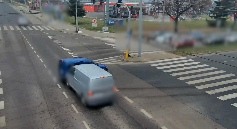 Lublin: Wjechał na skrzyżowanie na czerwonym świetle i zderzył się z Volkswagenem (WIDEO) - Zdjęcie główne