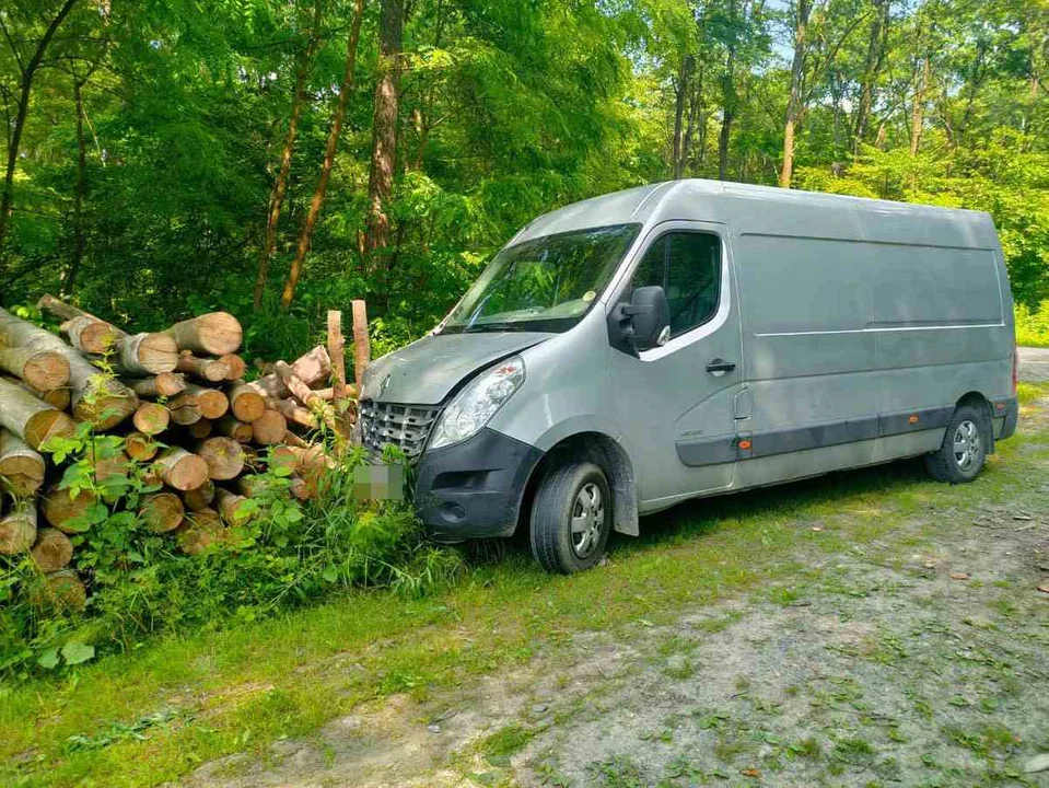 Województwo lubelskie: Samochód wjechał w pryzmę drzew w lesie. Policja na miejscu zastała dwie pijane osoby - Zdjęcie główne