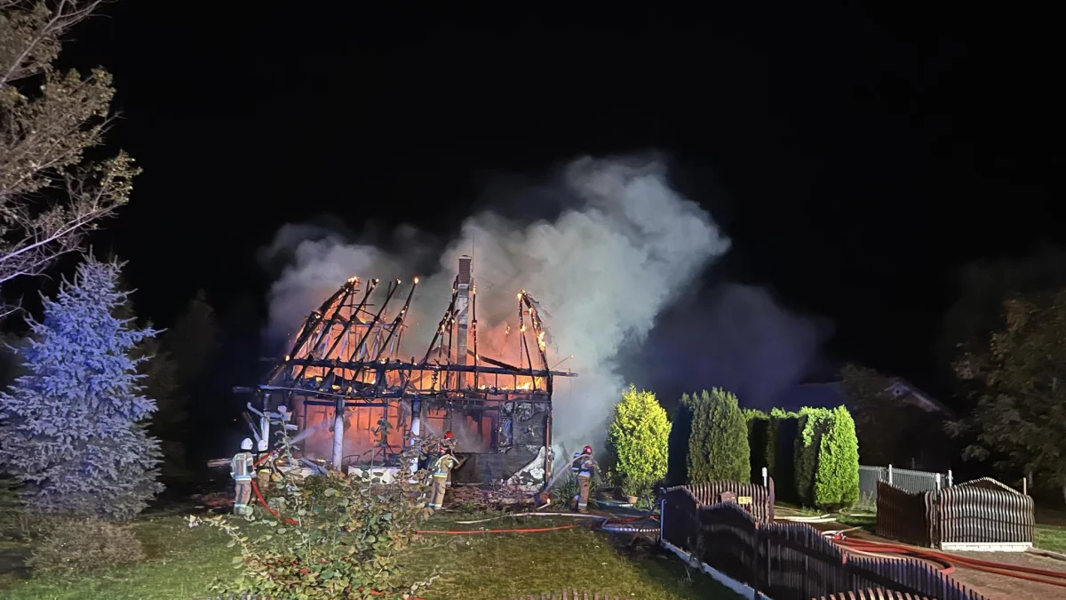 Pożar budynku mieszkalnego w Mirczu. W środku znaleziono zwęglone zwłoki kobiety - Zdjęcie główne