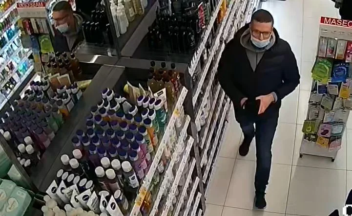 Kradł perfumy w drogerii. Szuka go policja