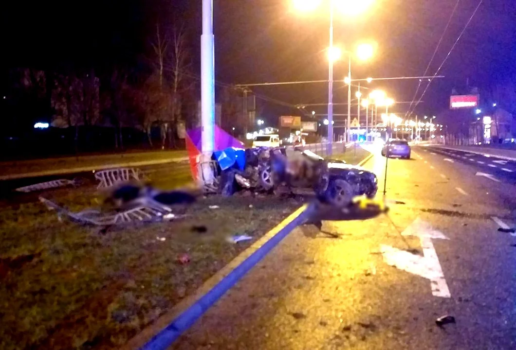 Lublin: Samochód uderzył w latarnię. Zginęły trzy młode osoby - Zdjęcie główne