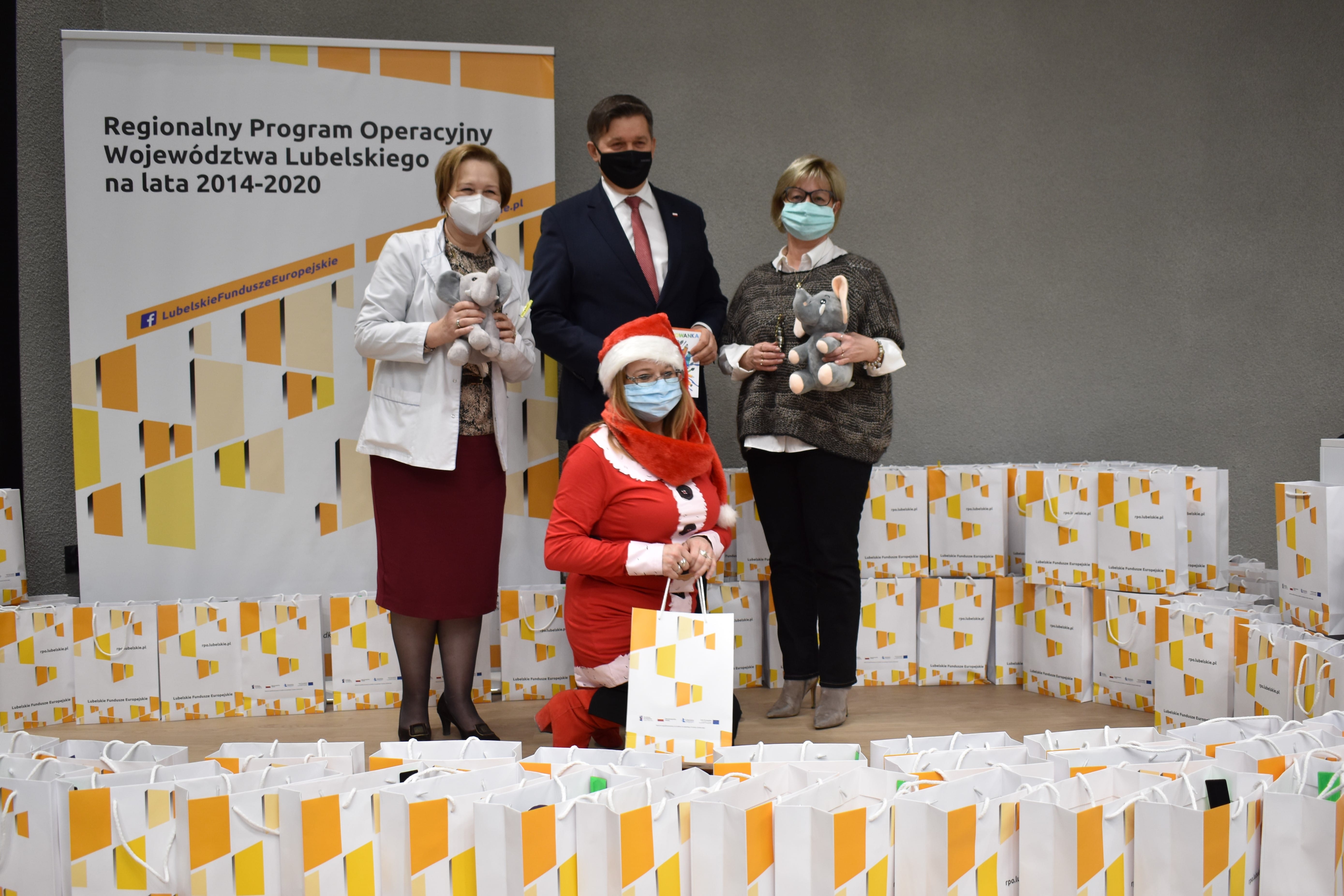 Władze województwa lubelskiego przekazały świąteczne prezenty pacjentom szpitala dziecięcego - Zdjęcie główne