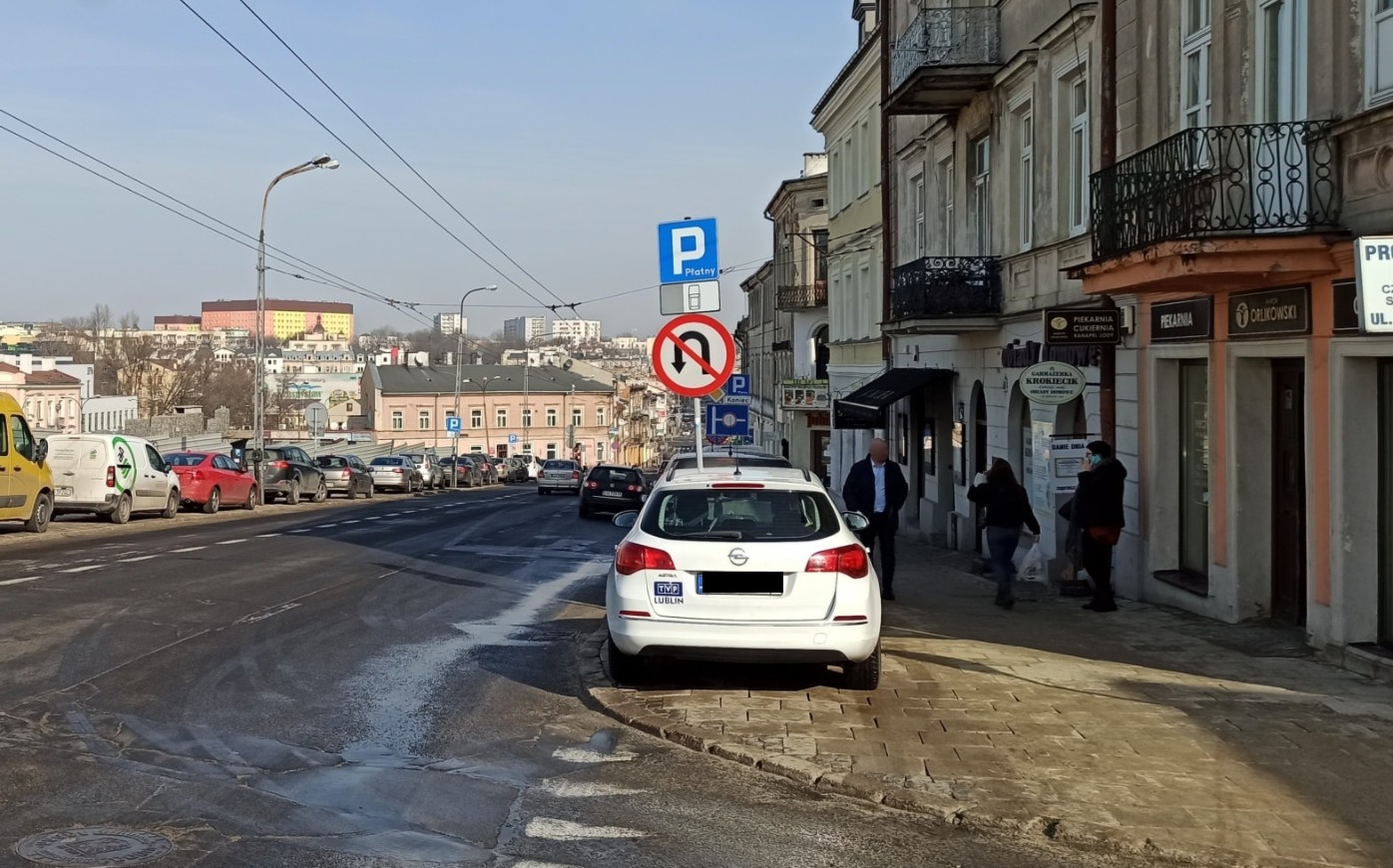 TVP Lublin przyłapana na nielegalnym parkowaniu. Urzędnicy: "Na mandat chyba z tych dwóch miliardów starczy" - Zdjęcie główne