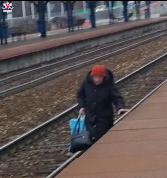 Seniorka szła po torach kolejowych. Zareagował policjant z Lublina - Zdjęcie główne