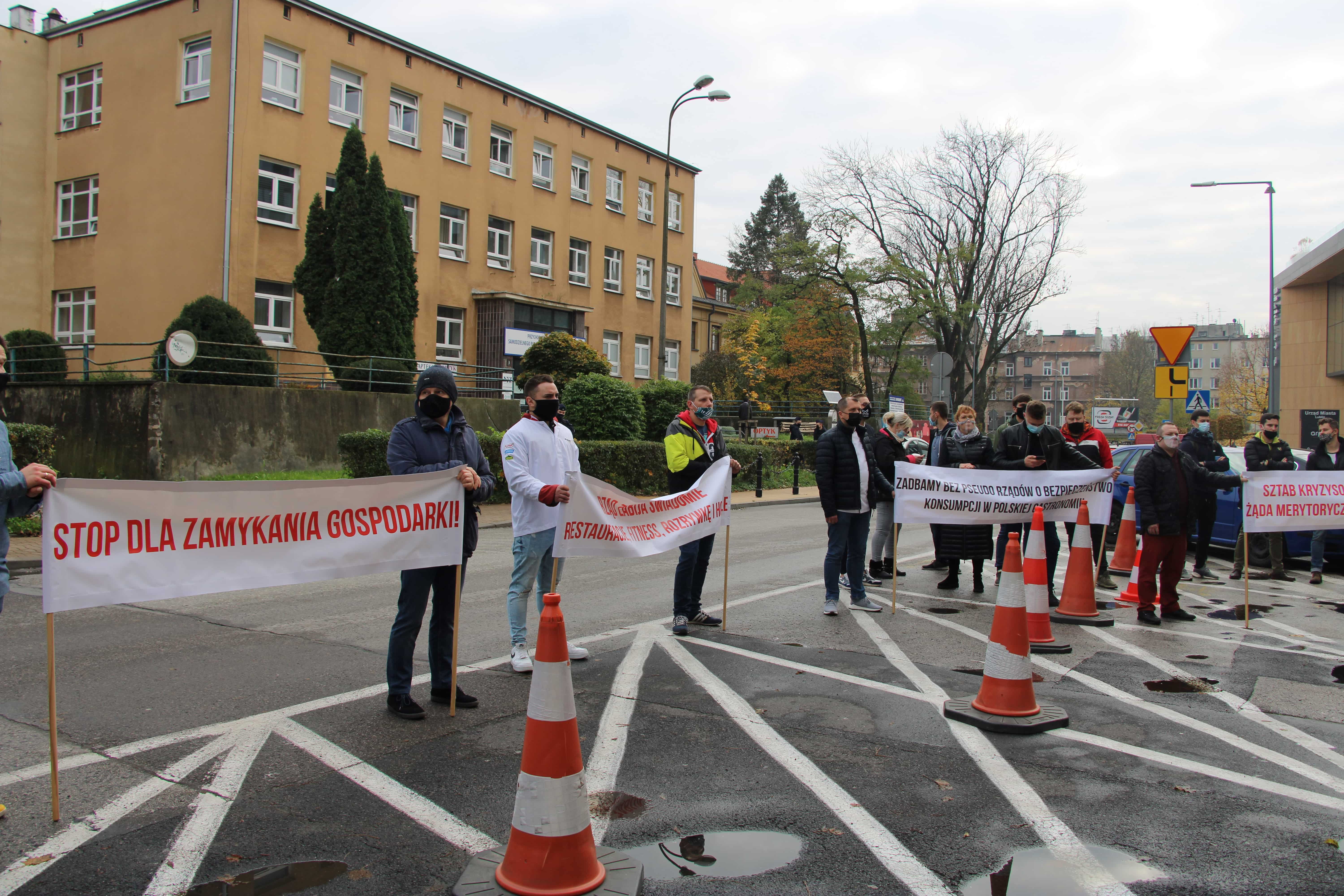 Gastroprotest w Lublinie. „Stop dla zamykania gospodarki”- Zamknięto nas jednym ruchem, choć nie było zakażeń w lokalach - mówili protestujący - Zdjęcie główne