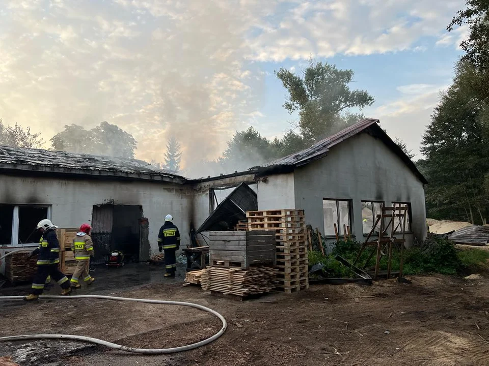 Powiat lubelski: Wielkie straty po pożarze stolarni. Budynek całkowicie zniszczony - Zdjęcie główne