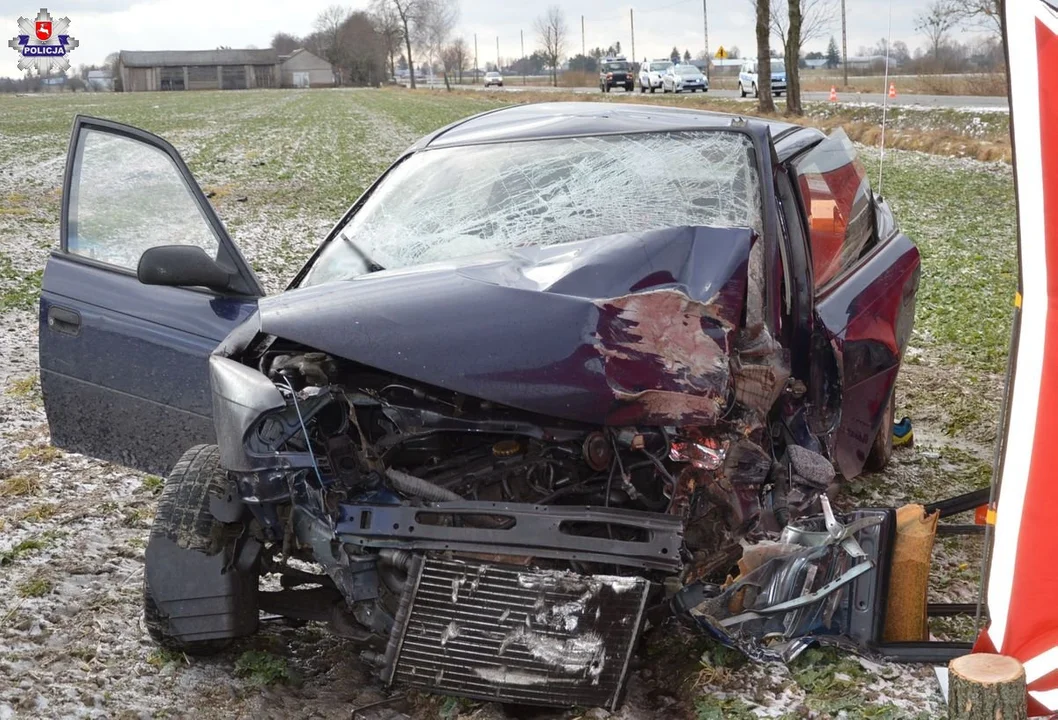 Powiat parczewski: Tragiczny wypadek samochodowy w Hołownie. Zginął kierowca - Zdjęcie główne