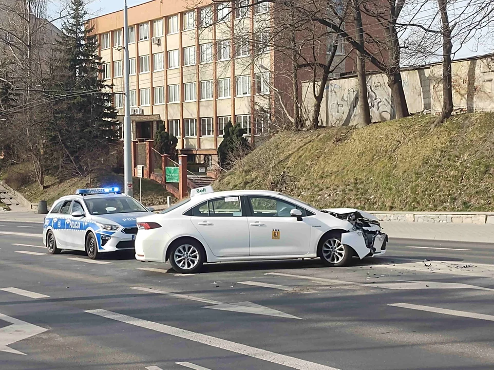 Kolizja drogowa przy ulicy Męczenników Majdanka 6 w Lublinie. Zderzenie pojazdu bolt z autem osobowym - Zdjęcie główne