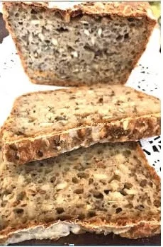 Chleb z ziarnami na zakwasie - Zdjęcie główne