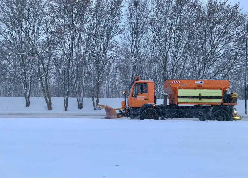 Lublin: Spadł pierwszy śnieg. Służby i sprzęt w gotowości do odśnieżania - Zdjęcie główne