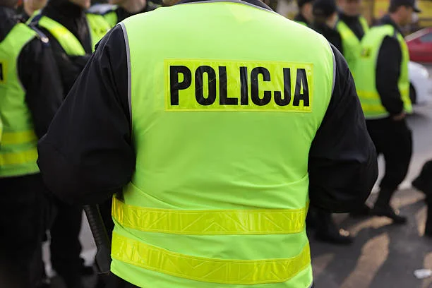 Województwo lubelskie: Zastępca komendanta policji zwolniony. Będąc nietrzeźwym, miał zniszczyć drzwi do restauracji - Zdjęcie główne