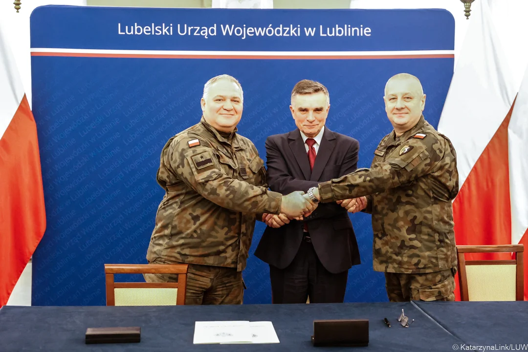 Lublin: Będą współpracować w sytuacjach kryzysowych. Wojewoda podpisał porozumienie z wojskiem - Zdjęcie główne