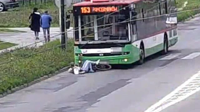 Lublin: Rowerzystka wjechała wprost pod autobus. Wszystko nagrał monitoring - Zdjęcie główne