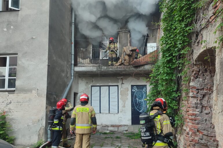 Lublin: poranny pożar w mieszkaniu przy ul. Królewskiej. Są ranni i straty  - Zdjęcie główne