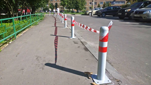 Lublin: Na Dziesiątej kierowcy parkują nielegalnie. Radny chce ustawienia słupków - Zdjęcie główne