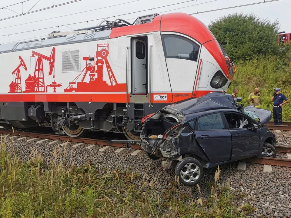 Lublin: Samochód wjechał wprost pod lokomotywę. Kierowca osobówki nie żyje - Zdjęcie główne