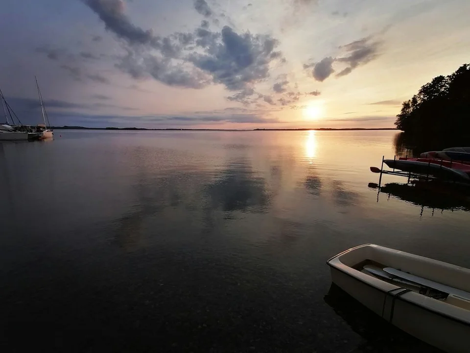 Mazury poza sezonem. Dlaczego warto wybrać się na jesienny rejs? - Zdjęcie główne