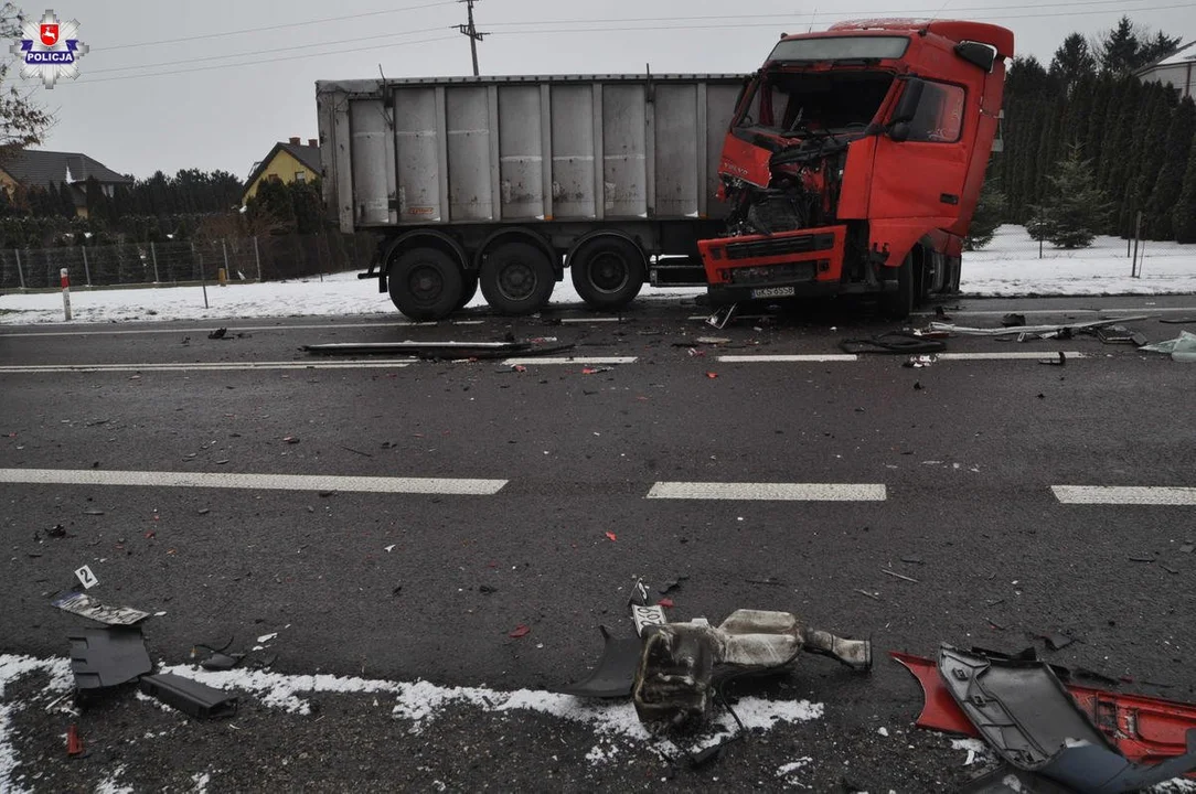 Województwo lubelskie: Osobówka zderzyła się z dwoma samochodami ciężarowymi - Zdjęcie główne