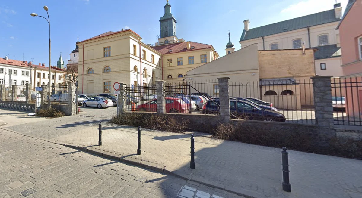 Lublin: Szlaban z parkingu przy Ratuszu niebezpieczny? Radna apeluje o wymianę - Zdjęcie główne