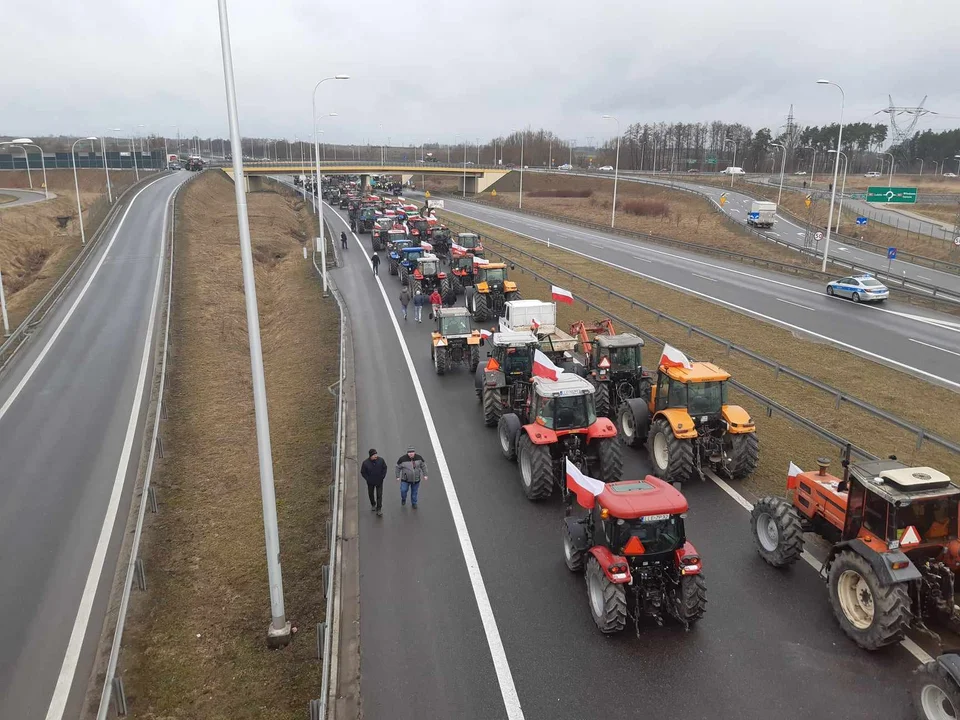 Lublin: Kolumna traktorów wjechała do miasta. Wcześniej skończyło się kilka protestów w pow. lubelskim - Zdjęcie główne