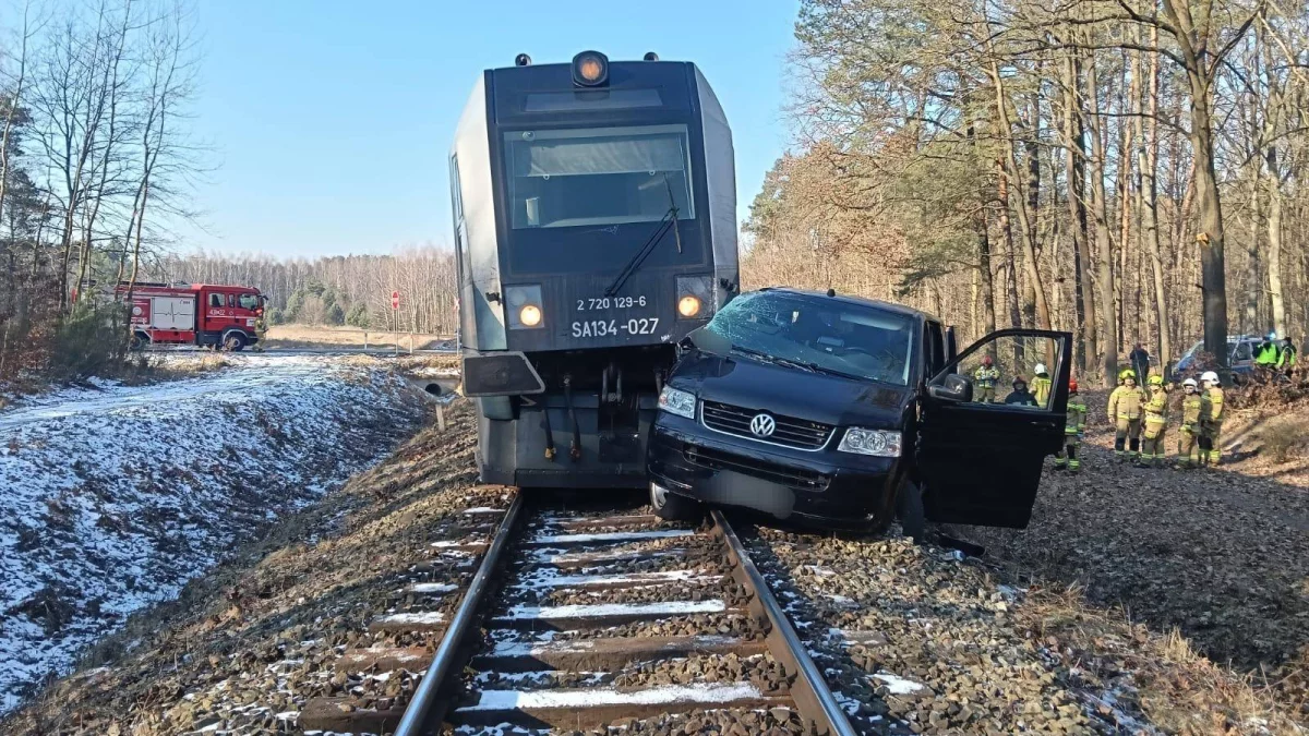 Lubelskie: Zderzenie Volkswagena z szynobusem. Jedna osoba poszkodowana - Zdjęcie główne