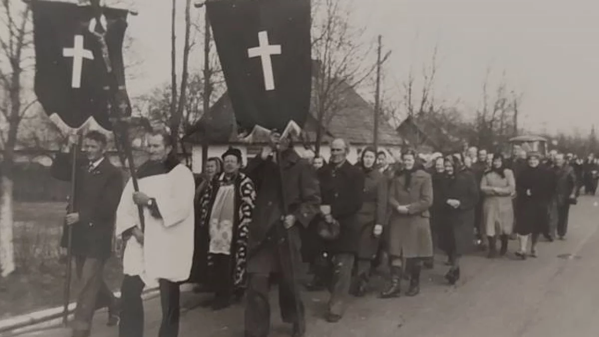 Żałobnicy karmili stojących przy alejce cmentarnej. Dawne zwyczaje pogrzebowe cz.4 - Zdjęcie główne