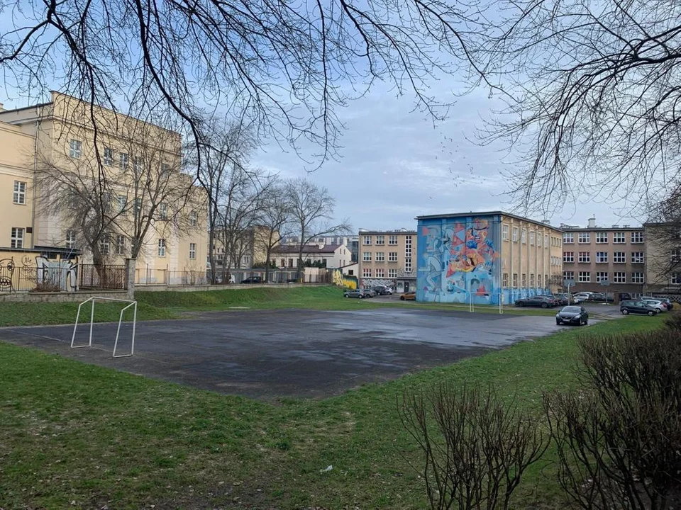 Lublin: Popularne liceum dostanie nowe boiska. Umowa z wykonawcą podpisana - Zdjęcie główne