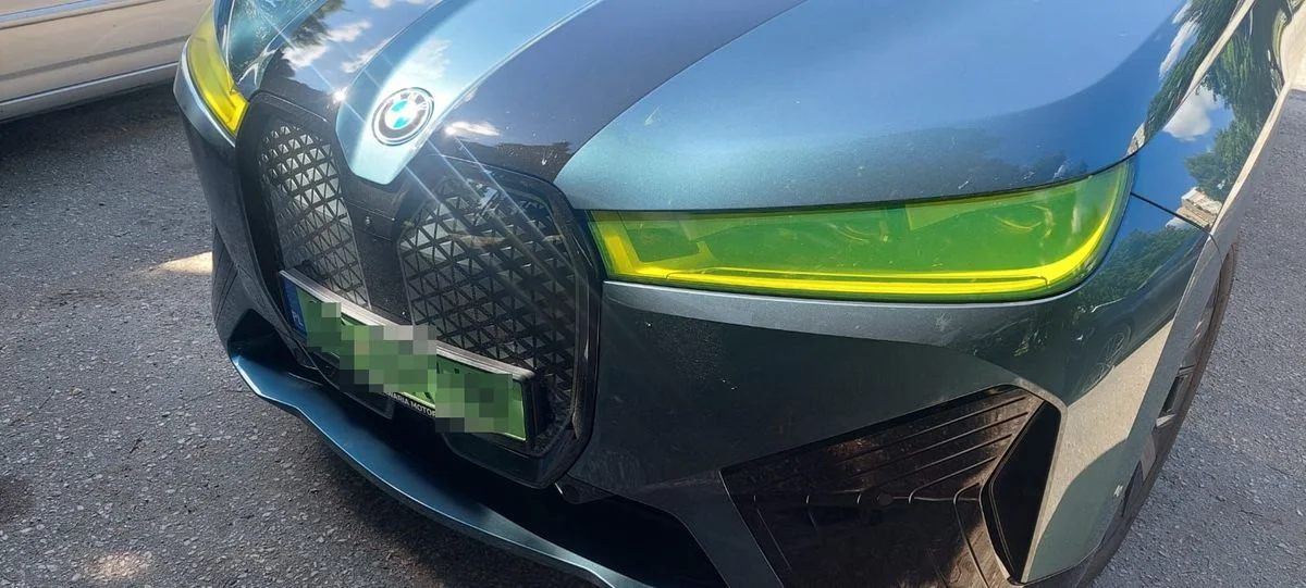 Lublin: Zmienił kolor reflektorów na zielony w nowym BMW. Policja zatrzymała dowód rejestracyjny - Zdjęcie główne