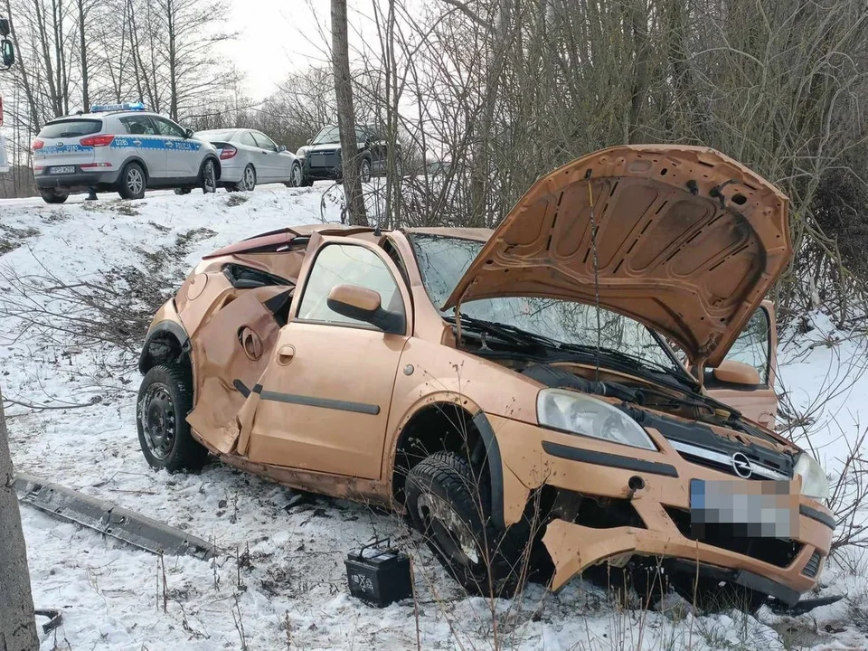 Województwo lubelskie: Opel uderzył w słup, a BMW zderzyło się z Daewoo. Oba wypadki w tym samym czasie i powiecie - Zdjęcie główne